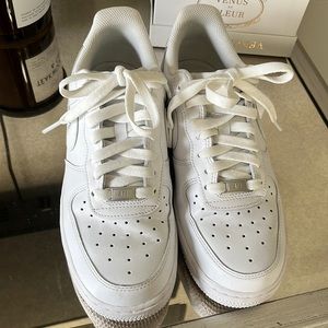 Air Force 1’s size 8.5 women. Only wore 4/5 times. Good condition!